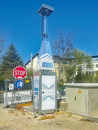 Die Bauwatch, eine Säule mit Kameras, steht am Eingang der Baustelle an einer Straße