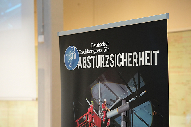 Oberer Teil eines Plakats mit dem Schriftzug und Logo des Fachkongresses.