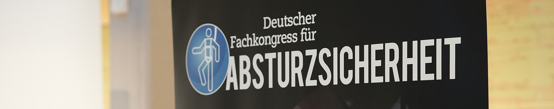 Oberer Teil eines Plakats mit dem Schriftzug und Logo des Fachkongresses.