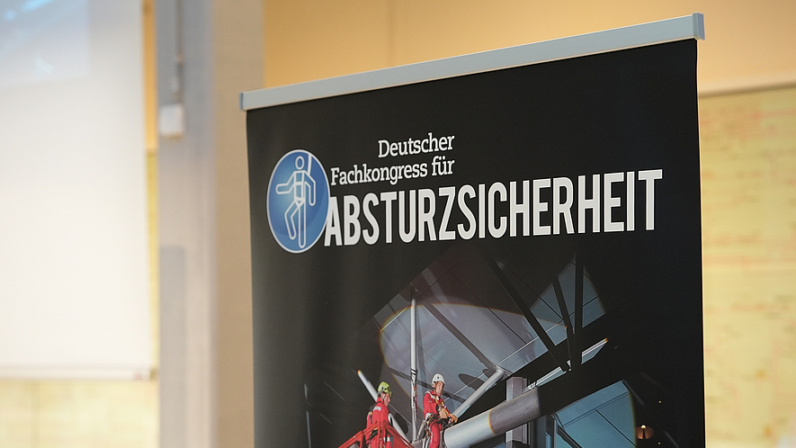 Oberer Teil eines Plakats mit dem Schriftzug und Logo des Fachkongresses.