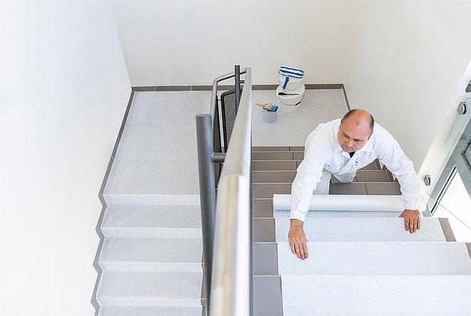 Das selbsthaftende Abdeckvlies NOWOpro® SHV 200 BG mit DGUV-Test-Zeichen ist nach GS-IFA-B02 für Böden und Treppen zertifiziert.