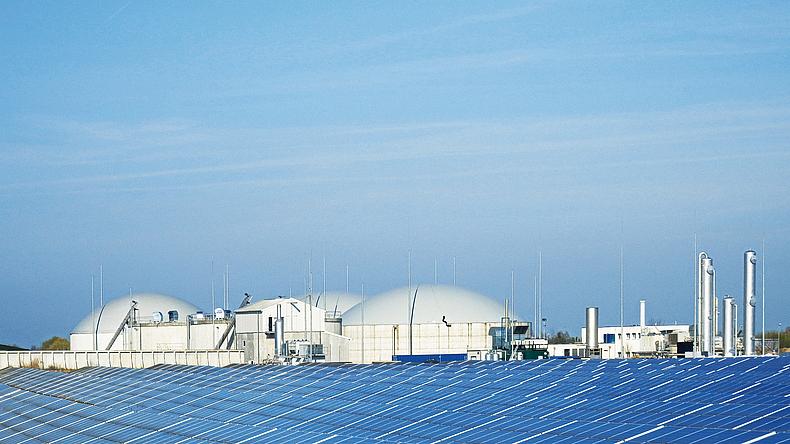 Photovoltaikanlage mit Biogasanlagen im Hintergrund 