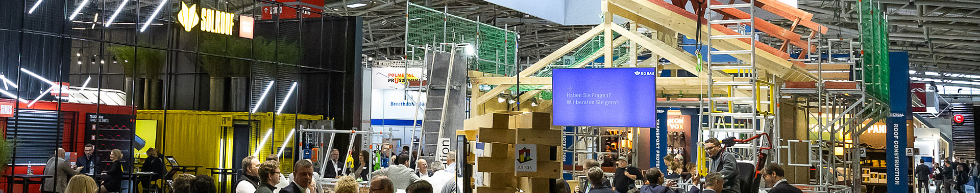 Der Stand der BG BAU auf der Messe BAU 2023 mit vielen Messebesuchern.