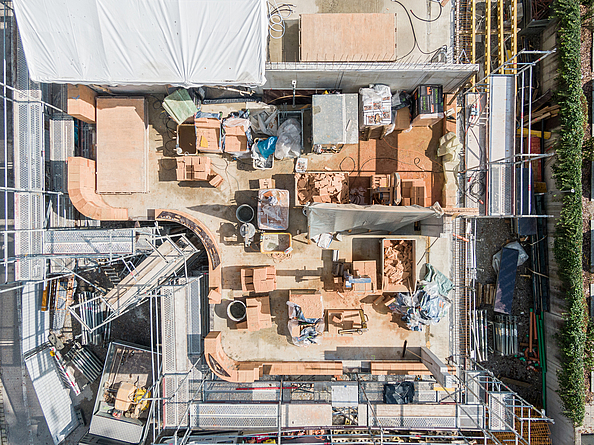 Blick auf die Baustelle von oben, welcher die gerundete Außenwand gut erkennen lässt.