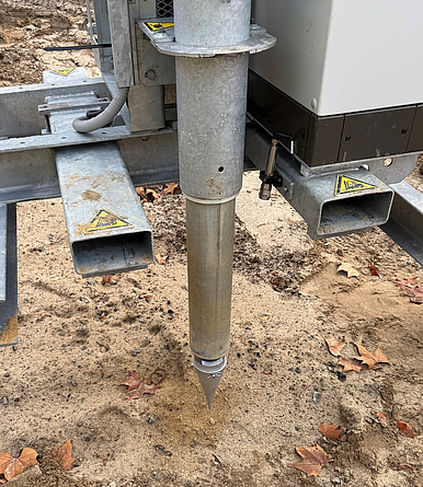 Bohrlochstopfmaschine mit Verdrängerspritze, die in sandigem Boden angesetzt ist.