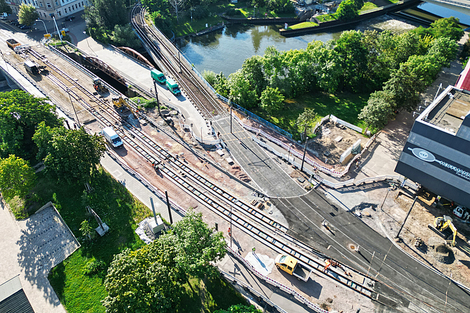 Brückenbauwerk an der Saale von oben.