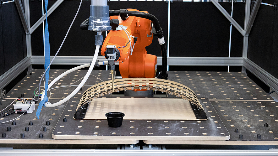 Versuchsaufbau zum 3D-Betondruck auf einer elastischen Gitterschale.