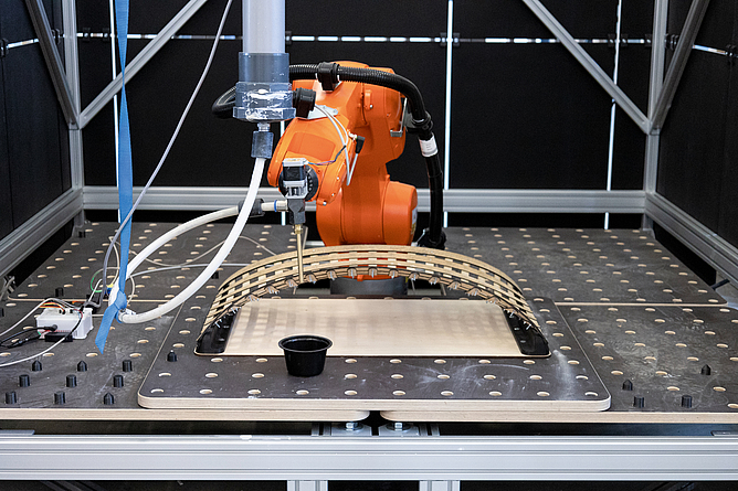 Versuchsaufbau zum 3D-Betondruck auf einer elastischen Gitterschale Versuchsaufbau zum 3D-Betondruck auf einer elastischen Gitterschale.