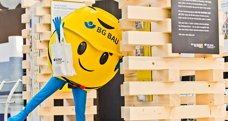 Holzmodule mit BG BAU Maskottchen Safety
