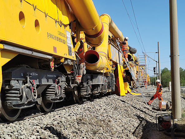Ausrüstung der RM 900 S mit der Staubabsaugung für den ersten Einsatz auf der SFS 4080 im April 2020 Ausrüstung der RM 900 S mit der Staubabsaugung für den ersten Einsatz auf der SFS 4080 im April 2020