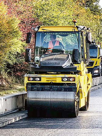 Walzen im Grenzbereich zum Straßenverkehr: Freie Arbeitsfläche mit Mindestbreite (BM) wird nicht eingehalten.