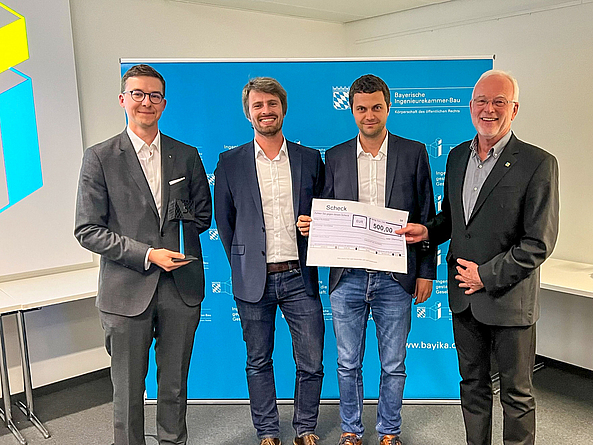 Florian Stiefel und David Kurfer mit Kammerpräsident Prof. Dr. Norbert Gebbeken und dem Juryvorsitzendem Dr.-Ing. Michael Anton Kraus. Florian Stiefel und David Kurfer mit Kammerpräsident Prof. Dr. Norbert Gebbeken und dem Juryvorsitzendem Dr.-Ing. Michael Anton Kraus.