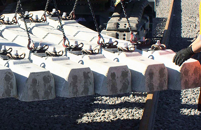 Mit einer Kette an den Spannklemmen angeschlagene Weichen im W-Oberbau