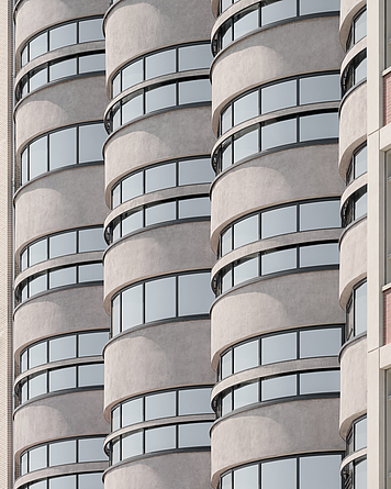 Detailaufnahme der Betonringe des ehemaligen Silos mit Fenstern. 