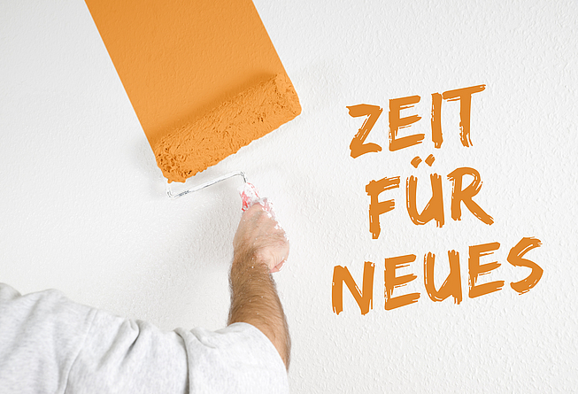 Auf einer Wand steht ein Schriftzug: Zeit für Neues.