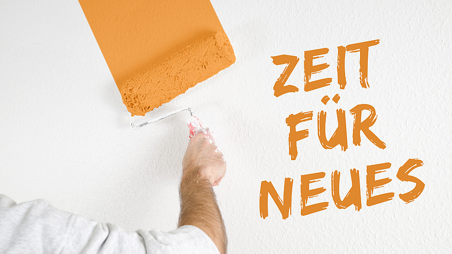 Auf einer Wand steht ein Schriftzug: Zeit für Neues.
