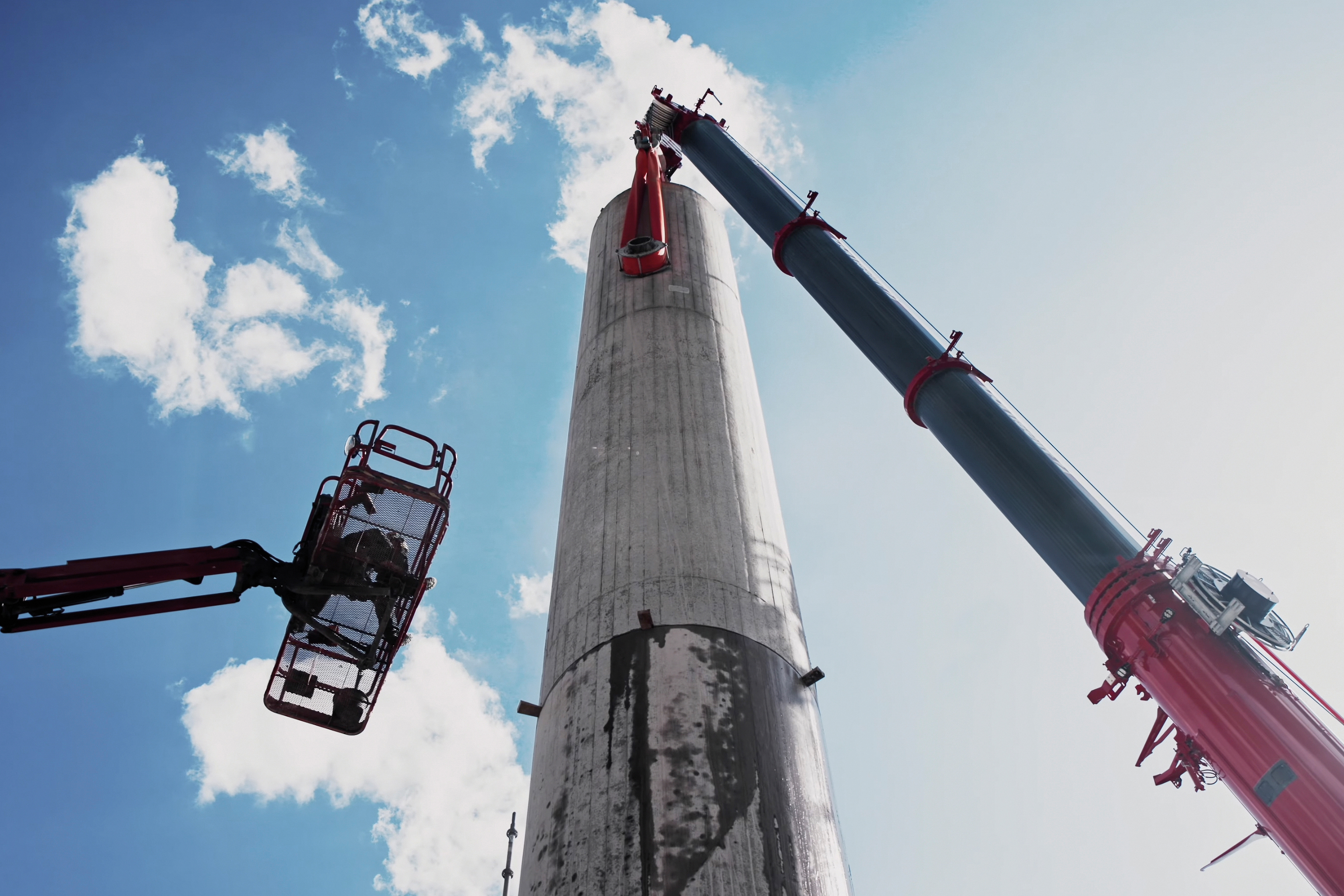 Kran und Hebebühne beim Abbruch der Pfeiler der Talbrücke Sechshelden