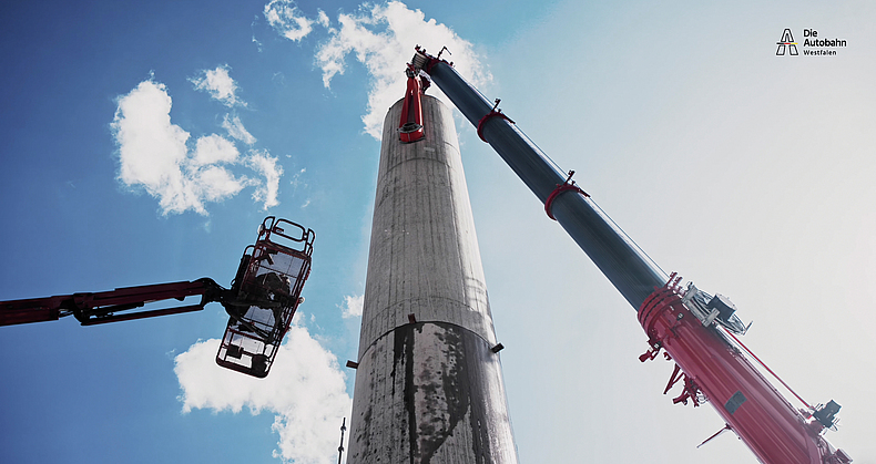 Kran und Hebebühne beim Abbruch der Pfeiler der Talbrücke Sechshelden