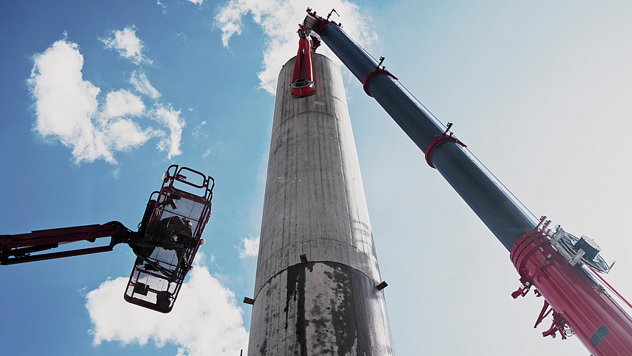 Pfeilerabbruch Talbrücke Sechshelden Kran und Hebebühne beim Abbruch der Pfeiler der Talbrücke Sechshelden