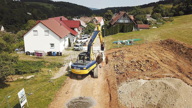 Ein Bagger auf ländlicher Baustelle.