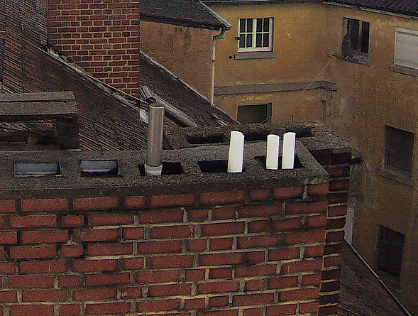 Breiter Schornstein mit mehreren Abgas-Schächten: Für das Schornsteinfeger-Gewerk erspart diese Luftaufnahme den Vor-Ort-Einsatz auf dem Dach.