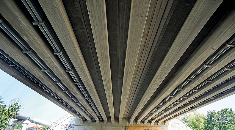 Die Versorgungsmedien wurden beim Neubau unter der Brücke hindurchgeführt, anstatt im Gehweg verlegt. Brückenbau am Blumberger Damm in Berlin.