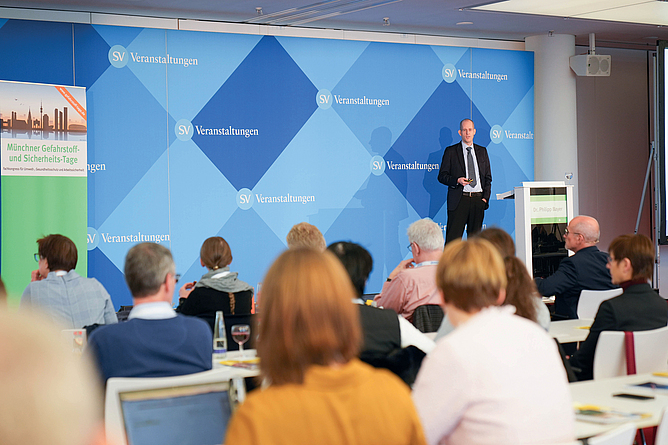Dr. Philipp Bayer bei seinem Vortrag