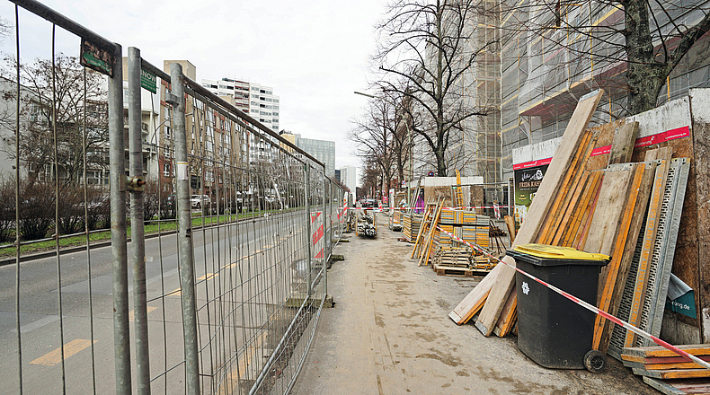 Baustelle an der Hauptstraße, eingezäunt.