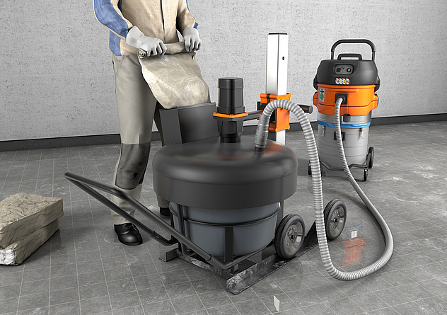 Eine Person beim Anmischen eines Produktes mithilfes einer mobilen Mischstation mit Transportwagen. Die mobile Mischstation ist mit einem Bau-Entstauber der M-Klasse verbunden.