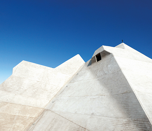 Blick aus der Froschperspektive auf den steil aufragenden Gipfel des Mariendoms