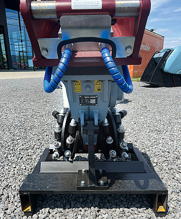 Blick auf ein Baugerät, an dessen Seite ein Typenschild angebracht ist. 