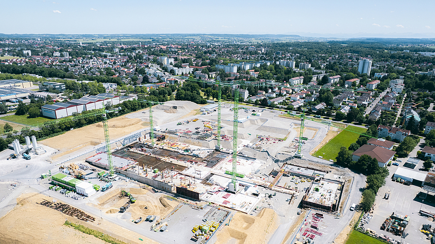 Luftbild, das den Stand der Rohbauarbeiten auf der Baustelle Klinikum Memmingen zeigt.
