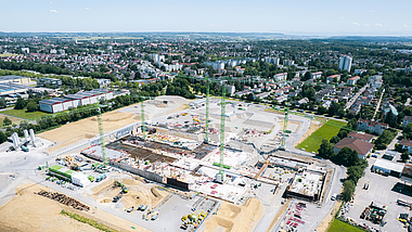 Luftbild der Baustelle Klinikum Memmingen Luftbild, das den Stand der Rohbauarbeiten auf der Baustelle Klinikum Memmingen zeigt.