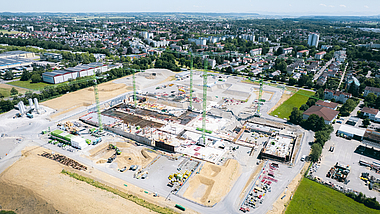 Luftbild, das den Stand der Rohbauarbeiten auf der Baustelle Klinikum Memmingen zeigt.