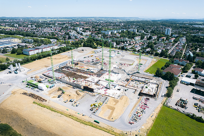 Luftbild, das den Stand der Rohbauarbeiten auf der Baustelle Klinikum Memmingen zeigt.