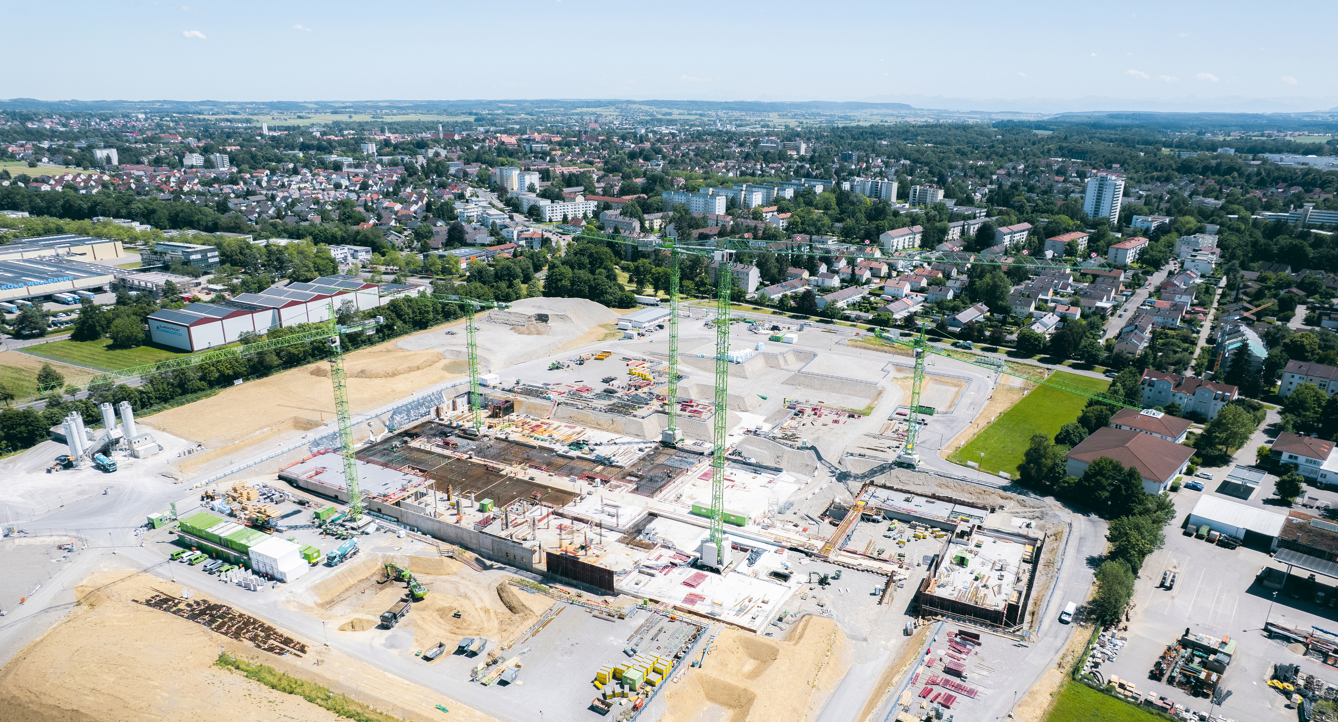 Luftbild, das den Stand der Rohbauarbeiten auf der Baustelle Klinikum Memmingen zeigt.