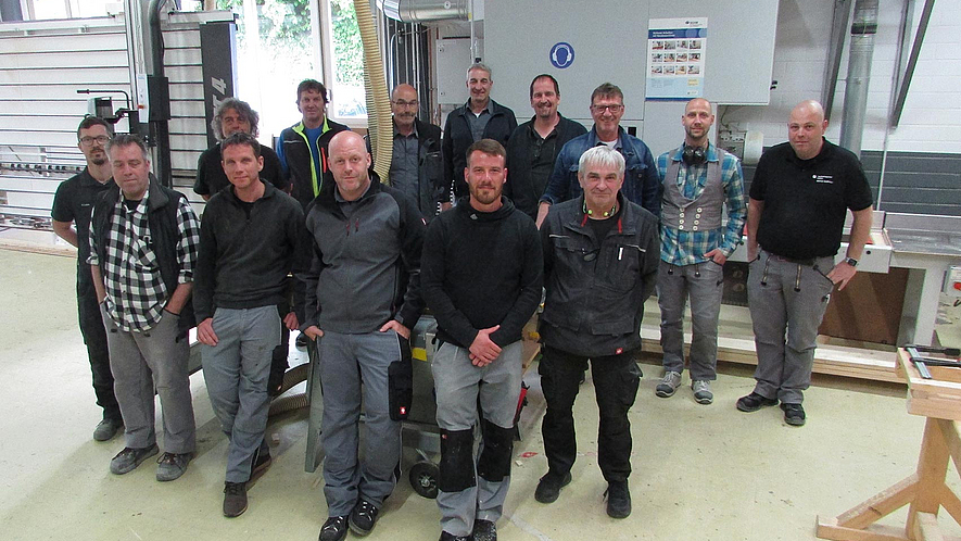 Gruppenbild mit 14 Männern in einer Halle, Ausbilderschulung an der HwK Koblenz.