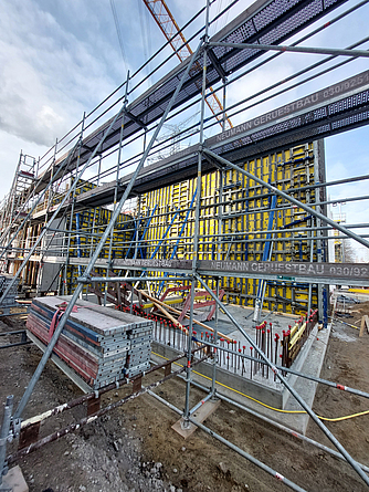 Die Schalungen für die Wände des neuen Turbinengebäude sind vormontiert. Montagegerüst vor einer Wandschalung für das neue Turbinengebäude im Kraftwerk Reuter.