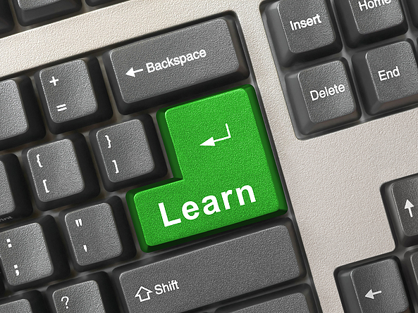 Eine Tastatur mit grüner Taste, die beschriftet ist mit: Learn