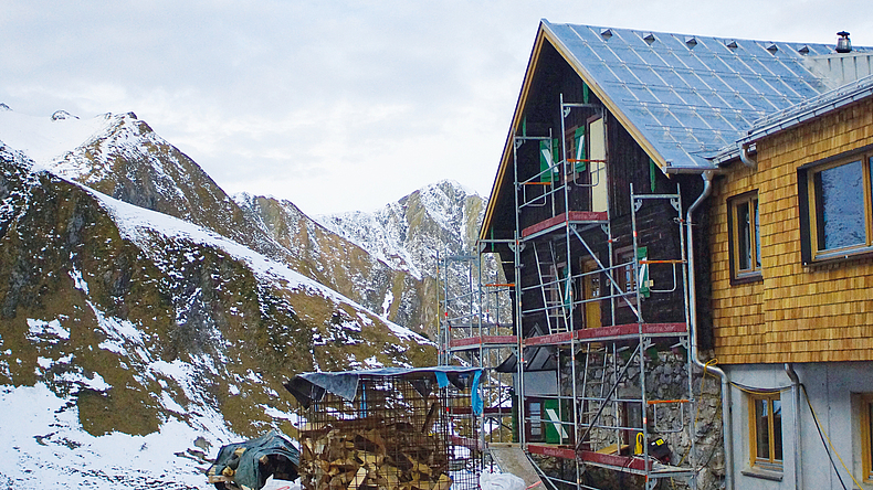 Eingerüstete Hütte im Hochgebirge