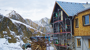 Eingerüstete Hütte im Hochgebirge