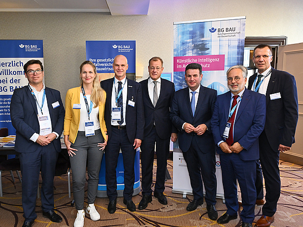 Hubertus Heil (3. v. r.) MdB, Bundesminister für Arbeit und Soziales, und Felix Pakleppa (4. v. r.), Hauptgeschäftsführer Zentralverband Deutsches Baugewerbe, informierten sich über das KI-Projekt der BG BAU.