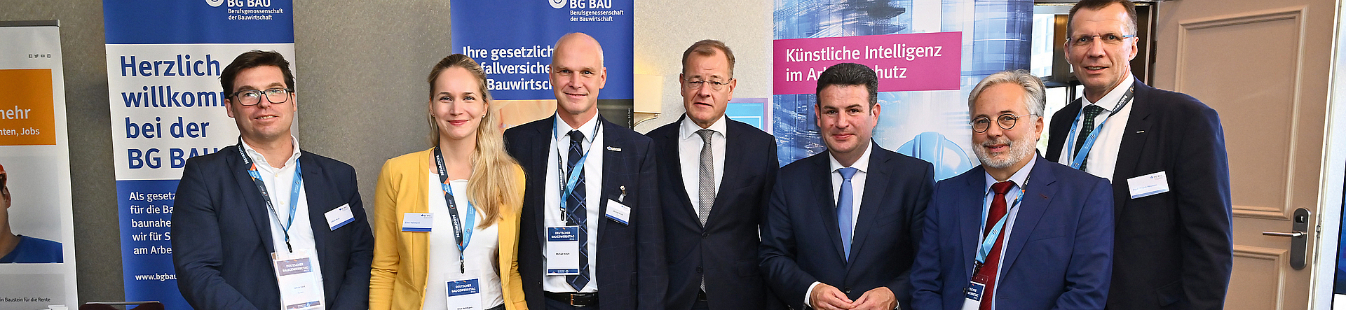 Hubertus Heil (3. v. r.) MdB, Bundesminister für Arbeit und Soziales, und Felix Pakleppa (4. v. r.), Hauptgeschäftsführer Zentralverband Deutsches Baugewerbe, informierten sich über das KI-Projekt der BG BAU.