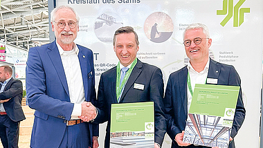 Übergabe der EPDs (v. l.) Hans Peters, Vorstandsvorsitzender
Institut Bauen und Umwelt
(IBU), Gregor Machura, Geschäftsführer bauforumstahl,
Dr. Jan Schmidt, Vorstandsvorsitzender
bauforumstahl