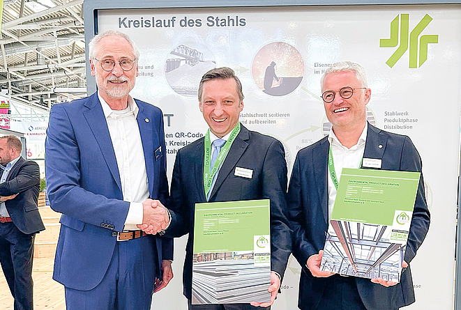 Übergabe der EPDs (v. l.) Hans Peters, Vorstandsvorsitzender Institut Bauen und Umwelt (IBU), Gregor Machura, Geschäftsführer bauforumstahl, Dr. Jan Schmidt, Vorstandsvorsitzender bauforumstahl Übergabe der EPDs (v. l.) Hans Peters, Vorstandsvorsitzender Institut Bauen und Umwelt (IBU), Gregor Machura, Geschäftsführer bauforumstahl, Dr. Jan Schmidt, Vorstandsvorsitzender bauforumstahl