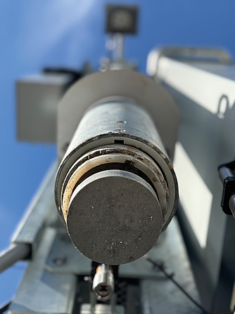 Detailaufnahme eines Stahl-Stopfkolbens einer Bohrlochstopfmaschine.