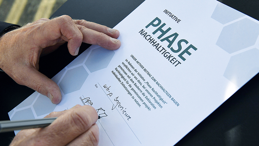 Der Verantwortliche des Büros „wh-p Ingenieure“ unterzeichnet die Initiative „Phase Nachhaltigkeit“.