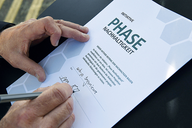 Die Verantwortlichen der unterzeichnenden Büros diskutieren frühzeitig im Projekt Nachhaltigkeitsthemen mit Bauherrinnen und Bauherren. Der Verantwortliche des Büros „wh-p Ingenieure“ unterzeichnet die Initiative „Phase Nachhaltigkeit“.