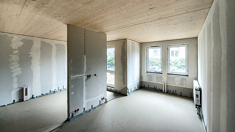 Innenraum mit Holzdecke und Trennwänden aus Gipsfaser-Platten