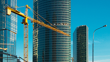 Kräne auf Baustelle in der Stadt.